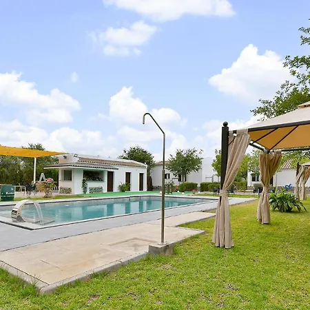Pet Friendly In With Kitchenette Holiday home *